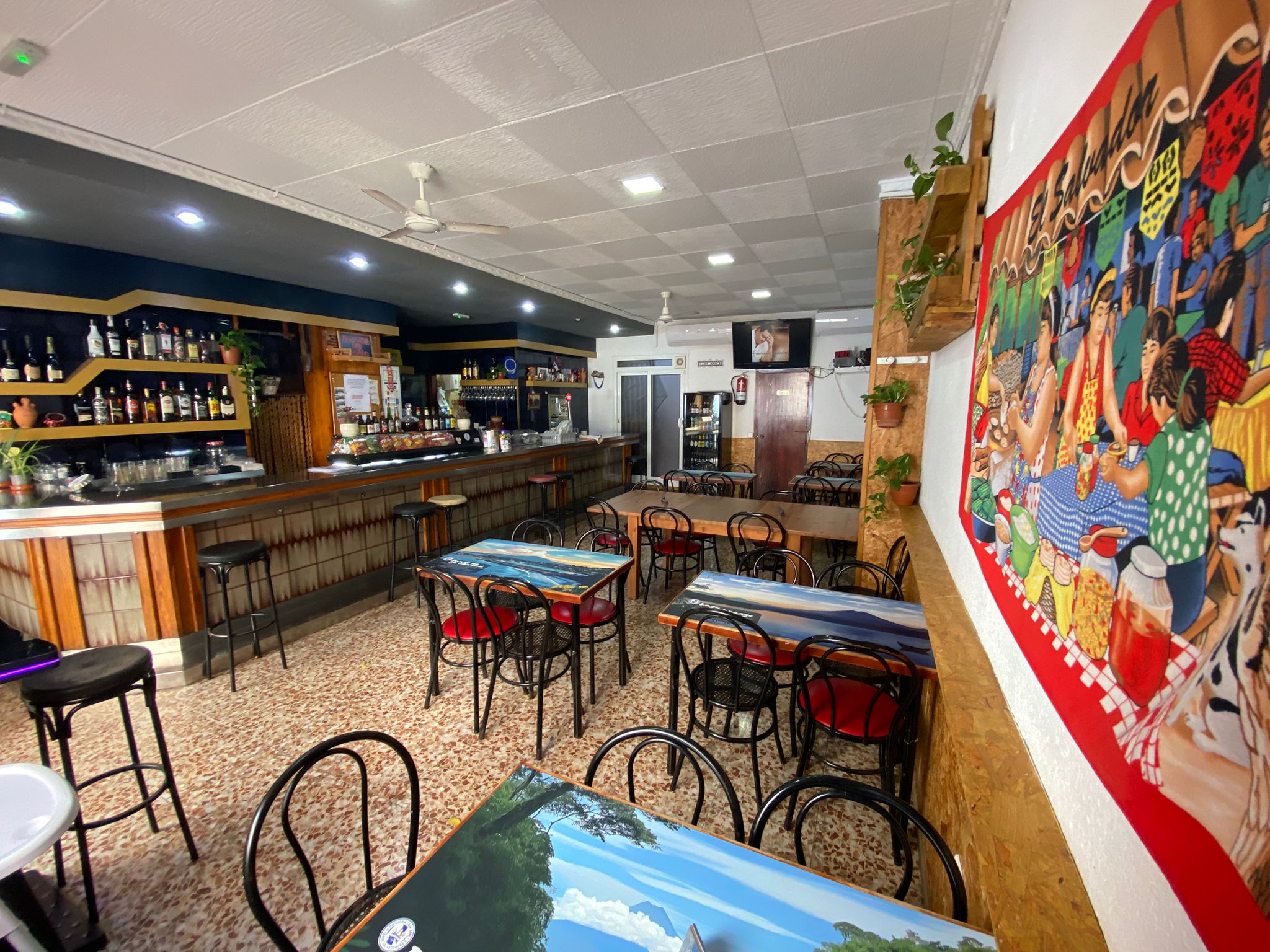 Interior acogedor de Casa Nancy con murales tradicionales salvadoreños